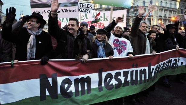 100.000 demonstrieren für Orban