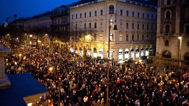 100.000 demonstrieren für Orban