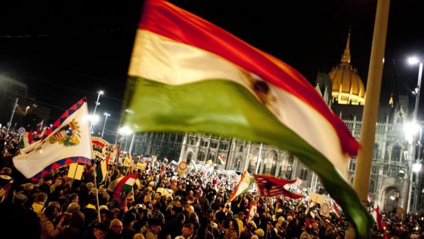 100.000 demonstrieren für Orban