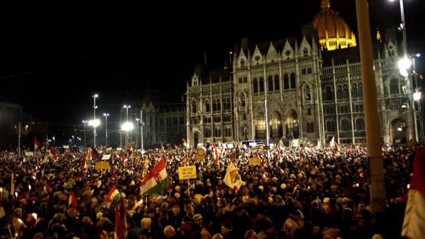 100.000 demonstrieren für Orban