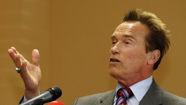 Arnold Schwarzenegger spricht bei einer Veranstaltung.