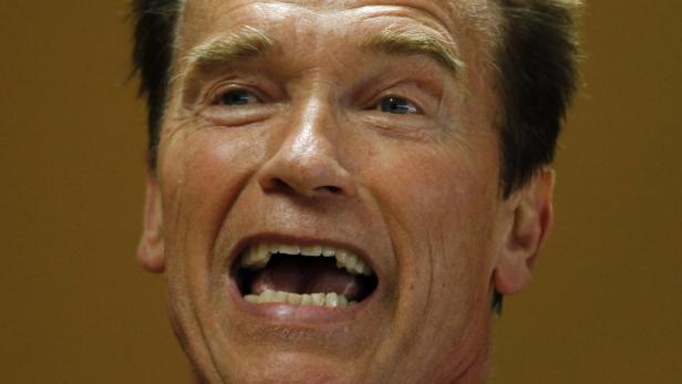 Nahaufnahme von Arnold Schwarzenegger mit offenem Mund.