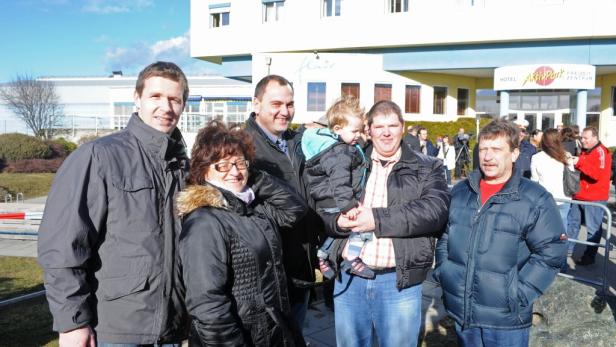 Eine Gruppe von Menschen steht vor dem Hotel AktivPark Freizeit Zentrum.