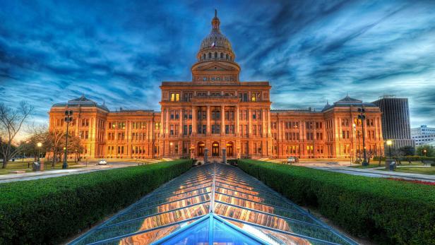 Das Texas State Capitol Gebäude in Austin bei Dämmerung.