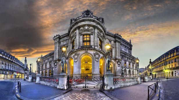 Die Opéra Garnier in Paris bei Sonnenuntergang.