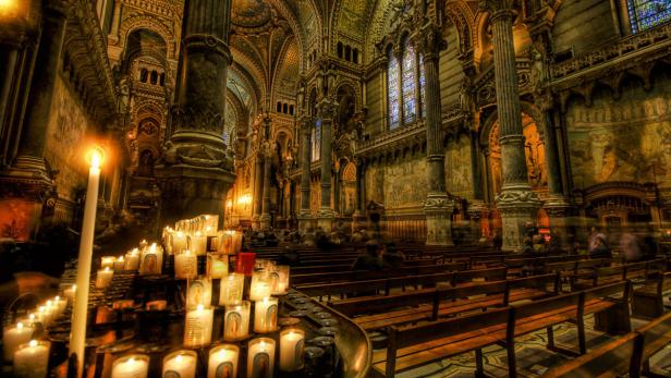 Kerzen leuchten in der Basilika Notre-Dame de Fourvière in Lyon.