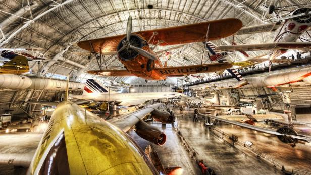 Eine Ausstellungshalle voller verschiedener Flugzeuge.