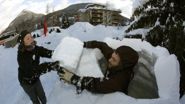 WEF-Gegner bauen Iglu-Dorf in Davos
