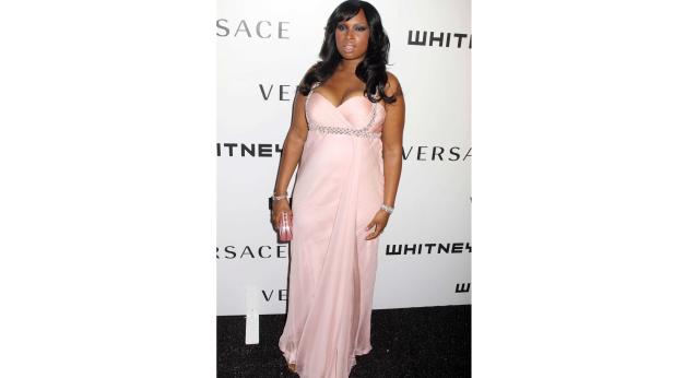 Jennifer Hudson in einem langen, rosa Kleid auf dem roten Teppich.