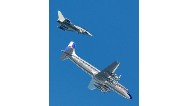 Ein Eurofighter und eine Lockheed Constellation fliegen am Himmel.