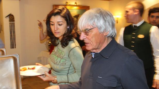 Eine Frau und ein älterer Mann bedienen sich an einem Buffet.