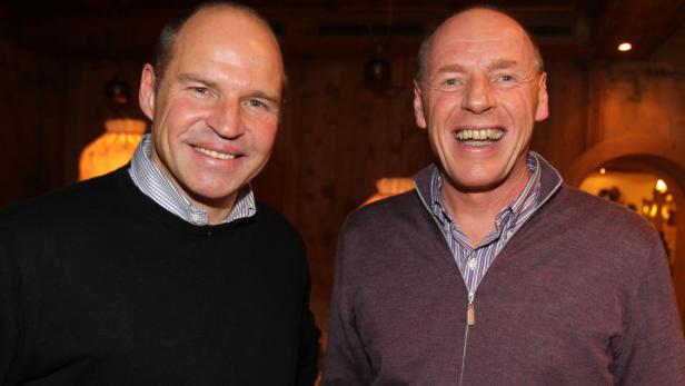 Zwei Männer lächeln in die Kamera.