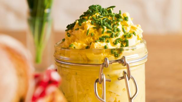 Eiersalat mit Schnittlauch in einem Glas.