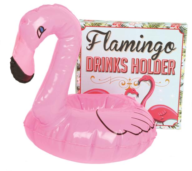 Ein aufblasbarer, rosa Flamingo-Getränkehalter vor einer passenden Verpackung.