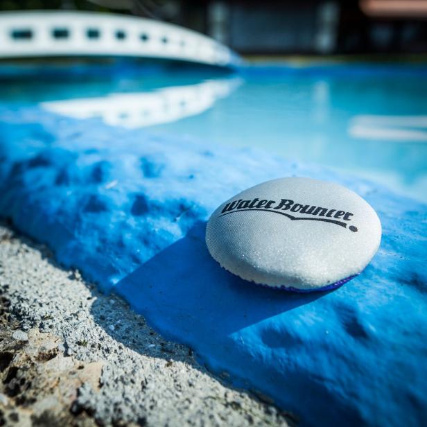 Ein Water Bouncer liegt am Rand eines Pools.