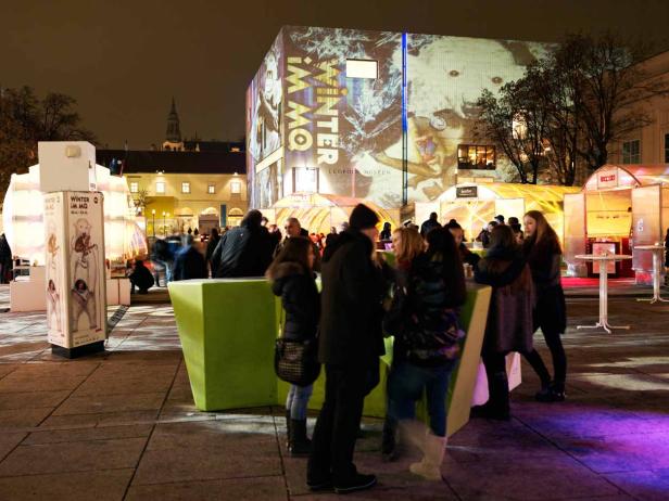 Das Leopold Museum in Wien während des „Winter im MQ“ Festivals bei Nacht.