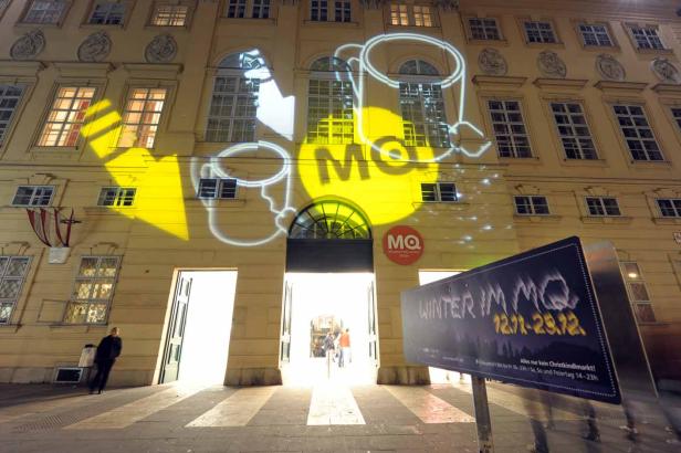 Das Museumsquartier in Wien ist mit Lichtprojektionen zum „Winter im MQ“ geschmückt.
