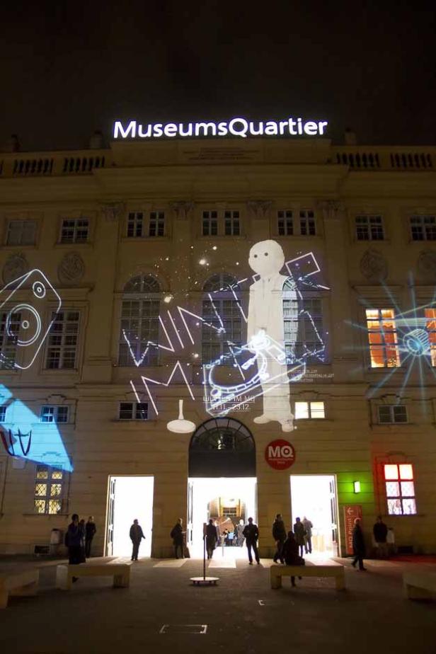 Das MuseumsQuartier in Wien mit einer Lichtinstallation an der Fassade.