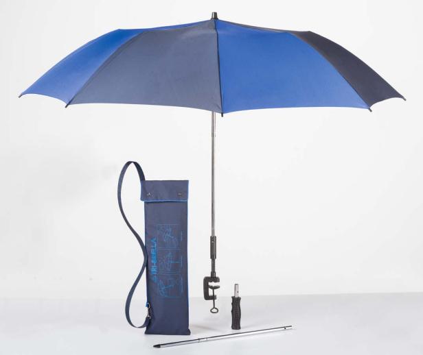 Ein blauer Regenschirm mit Zubehör und einer Tragetasche der Marke Tri-Brella.