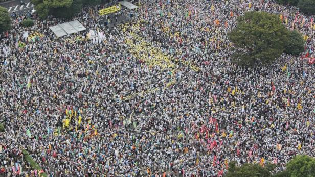 Eine große Menschenmenge versammelt sich zu einer Demonstration im Freien.