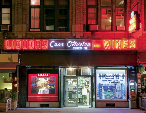 Die Fassade von „Casa Oliveira Liquors“, einem Spirituosengeschäft in New York.