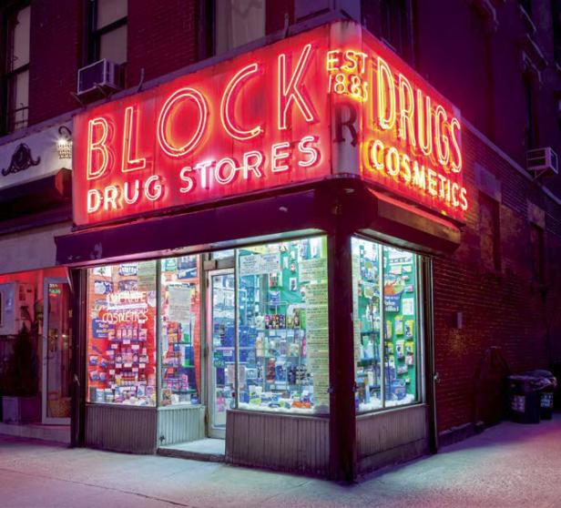 Ein beleuchteter „Block Drug Stores“-Laden in der Nacht.