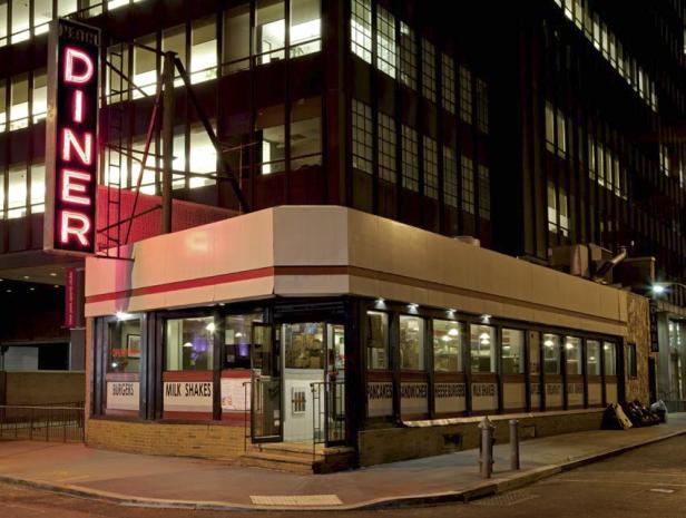 Das Pearl Diner in der Nacht mit leuchtender Neonreklame.