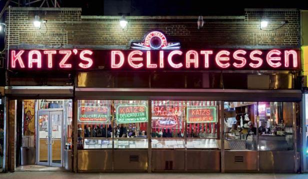 Die Fassade von Katz’s Delicatessen mit leuchtender Neonreklame in New York.