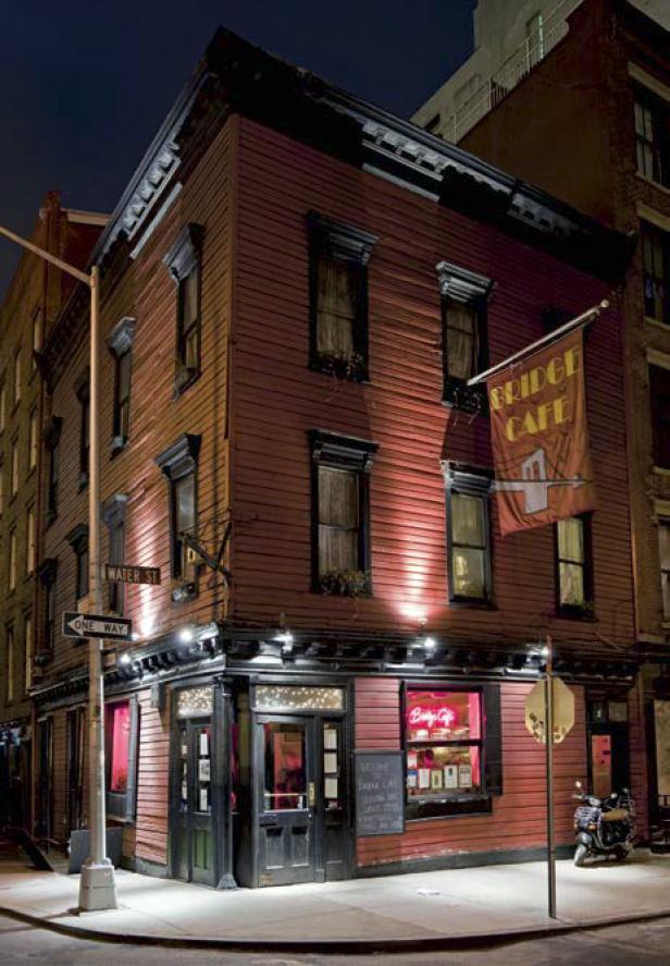 Das Bridge Café, ein historisches Lokal in New York, bei Nacht.