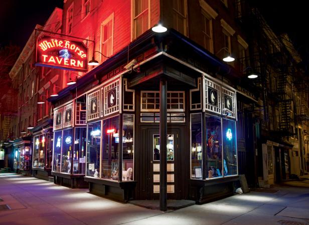 Die „White Horse Tavern“ in New York leuchtet nachts unter einem roten Neonschild.