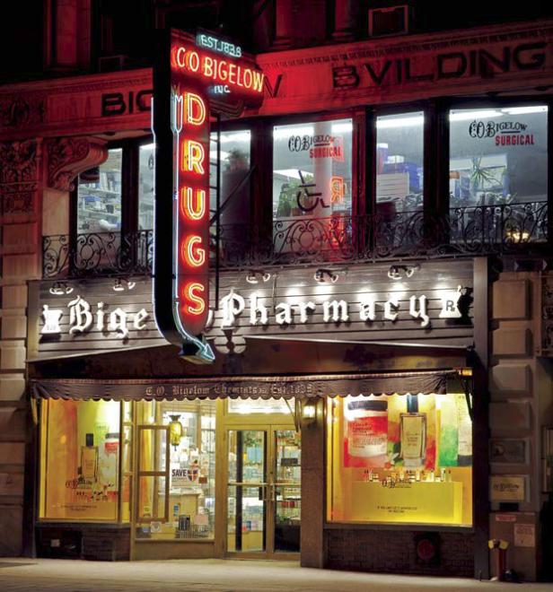 Die Fassade der C.O. Bigelow Apotheke in New York bei Nacht.
