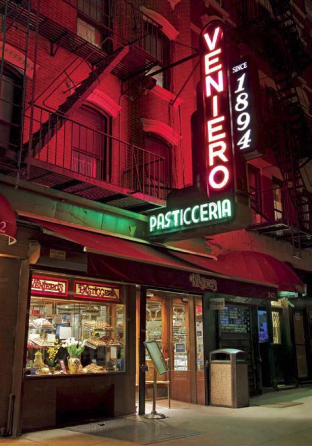 Die Fassade der Konditorei Veniero's Pasticceria in New York bei Nacht.