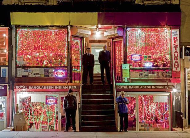 Die Fassade der indischen Restaurants „Milon“ und „Panna“ ist mit Lichtern geschmückt.