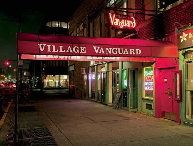 Das Village Vanguard in New York bei Nacht.