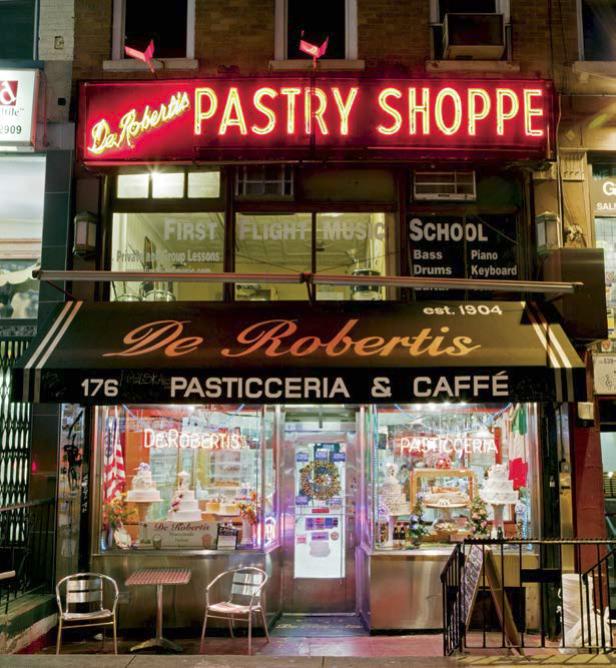 Die Fassade von De Robertis Pasticceria & Caffé, einer Konditorei mit roter Leuchtreklame.
