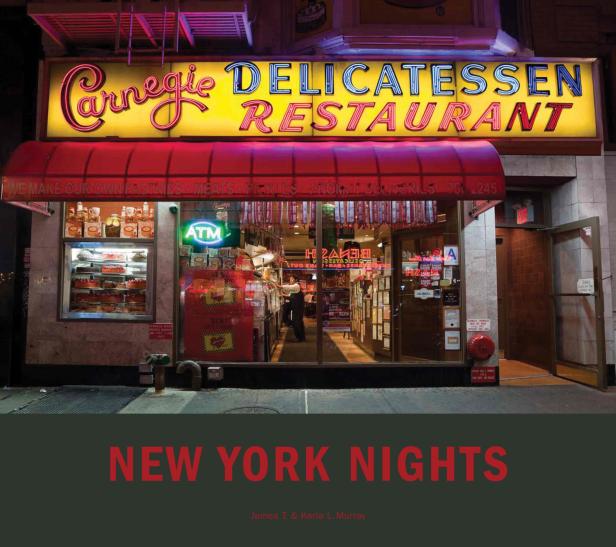 Das Carnegie Delicatessen Restaurant in New York bei Nacht.