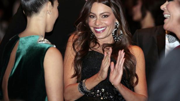 Sofia Vergara klatscht bei einer Veranstaltung in einem schwarzen Kleid.