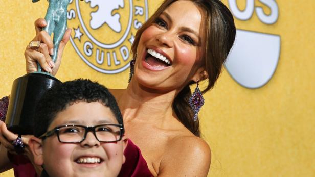 Sofia Vergara und Rico Rodriguez posieren mit einem Screen Actors Guild Award.