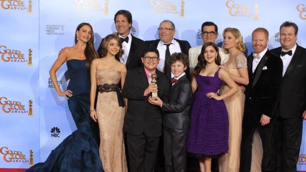 Die Besetzung von „Modern Family“ posiert bei den Golden Globe Awards.