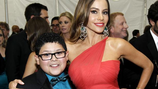 Sofia Vergara und ein junger Mann posieren auf einer Veranstaltung für ein Foto.