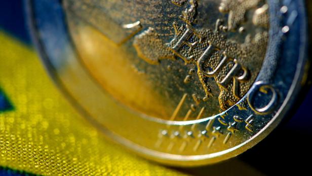 Nahaufnahme einer Euro-Münze mit der Aufschrift „EURO“.