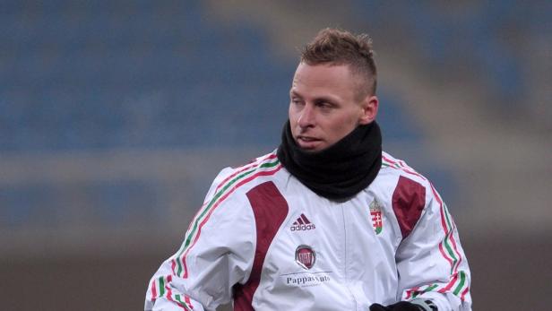 Ein Mann mit kurzer, stacheliger Frisur trägt eine Trainingsjacke des ungarischen Fußballteams.