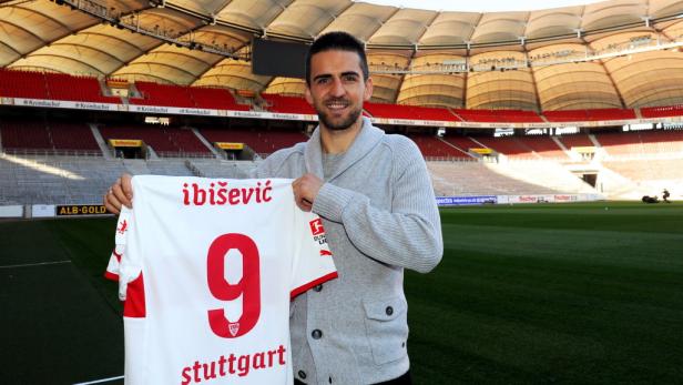 Vedad Ibišević hält ein Trikot des VfB Stuttgart mit der Nummer 9 in die Kamera.