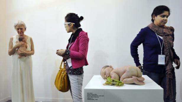Besucher betrachten die Skulpturen „Small Things 2012“ von Sam Jinks auf einer Kunstausstellung.