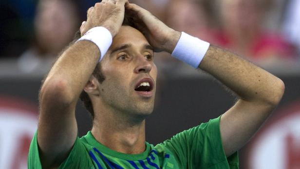 Ein Tennisspieler mit frustriertem Gesichtsausdruck hält die Hände an den Kopf.