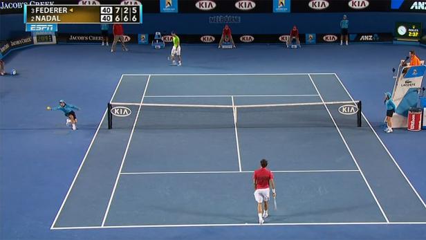 Tennismatch zwischen Federer und Nadal auf einem blauen Platz in Melbourne.