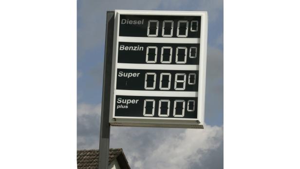 Eine Preisanzeige für Kraftstoffe wie Diesel, Benzin, Super und Super Plus.