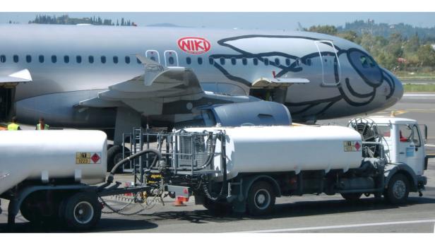 Ein Tankwagen betankt ein Flugzeug der Fluggesellschaft NIKI.