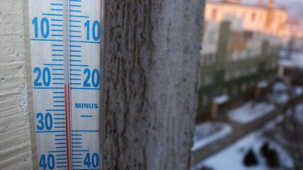Ein Thermometer zeigt eine Temperatur von etwa -22 Grad Celsius an.