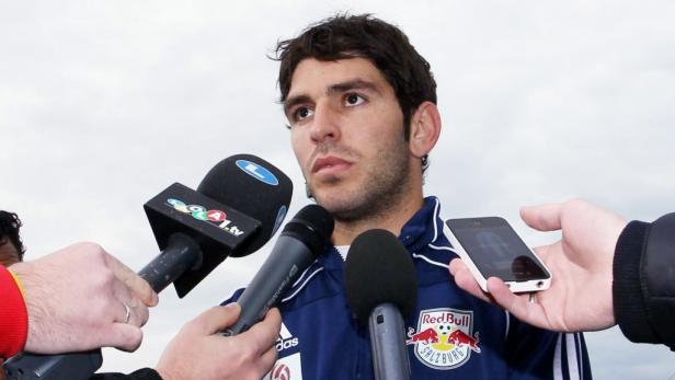 Ein Fußballspieler von Red Bull Salzburg wird von Reportern interviewt.
